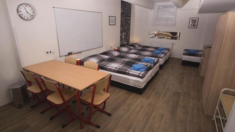 School Apartment - Your Unique Place in Prague by metro Vyšehrad - B&B Praga