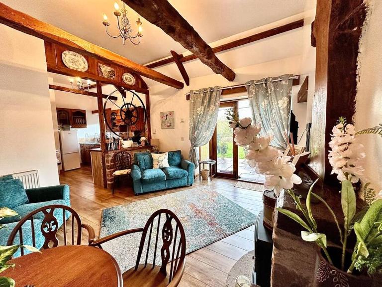 Detached ONE LEVEL stone barn (Rowan Cottage) - B&B Llangwm