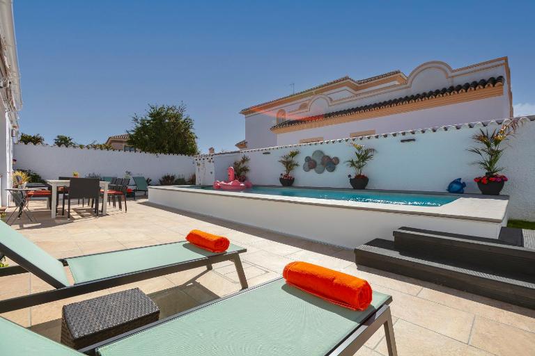 Spanish style, elegant 3 bedroom villa - 5 minutes from the beach! - Chambres d'hôtes Marbella