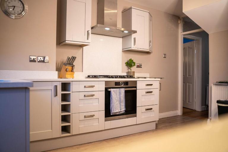 3 BR House BHX HS2 Contractor Solihull FREE Parking - Bed and Breakfast Sheldon