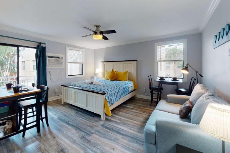 805 - Friendly Native Beach Resort - B&B St. Pete Beach