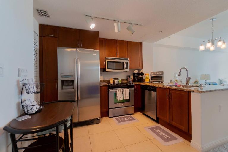 314S Nautical Beach Suite - 2 Beds, Pools, Jacuzzi, Beach, Shops Dog Friendly - Ferienwohnung Boynton Beach