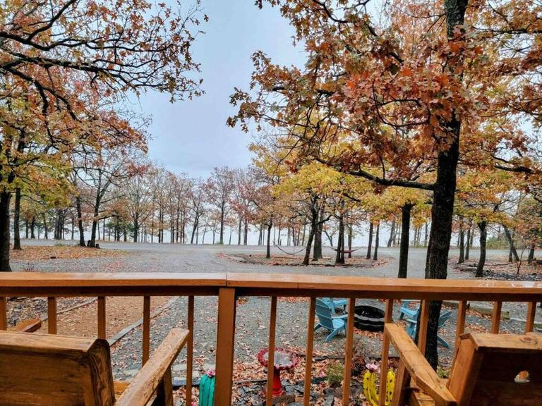 Bristow Blue - Lake front with Boat Ramp Access!! - Chambres d'hôtes Canadian