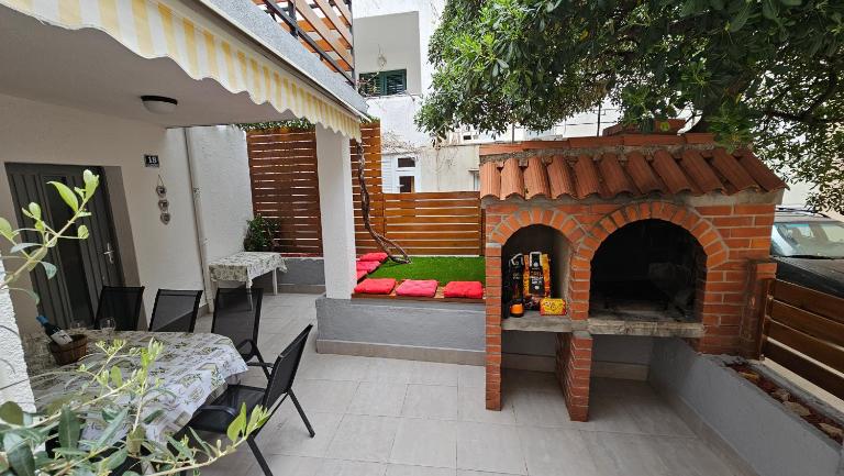 Klarisa Cozy Holiday Home with Private Garden - B&B Novalja