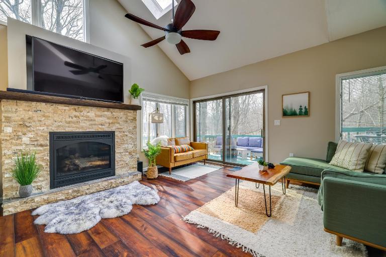Lovely Poconos Cabin w/ Resort Amenities! - B&B Gouldsboro