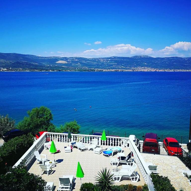 Villa Fjaba - by the sea - with the big terraces & great sea view - Chambres d'hôtes Trogir
