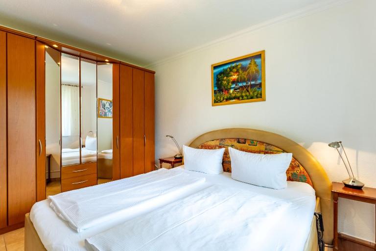 Ferienwohnung Juliane in der Villa zum Kronprinzen direkt gegenüber der Saarow Therme - B&B Bad Saarow