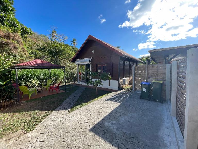 Bungalow Gaspardo , 2 chambres climatisées , à 2 mins à pied de la plage , wifi , jardin clos, parking ,sans vis-à-vis , Le Carbet - B&B Le Carbet