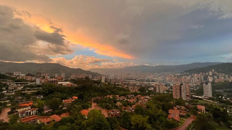 Refugio Natural Medellín, Apartamento Tranquilo con Piscina y Sauna, vista panorámica - B&B Medellín