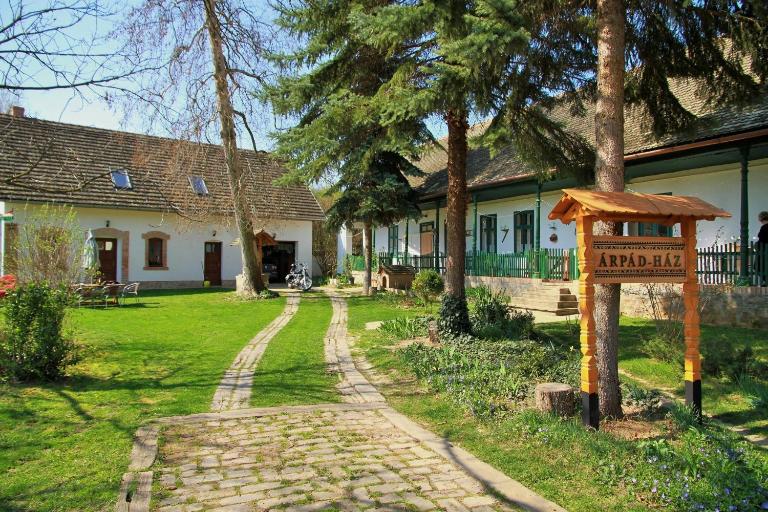 Árpád Ház - B&B Alsónána