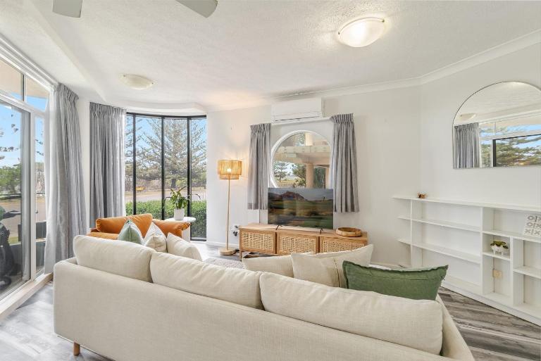 LA Ronde 2 - Drift Off to the Rhythmic Waves of Pippi Beach - Holiday Yamba - B&B Yamba