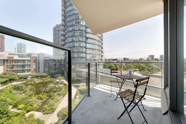 GardenView Modern Condo with Parking, Gym, Pool, AC - B&B Vancouver