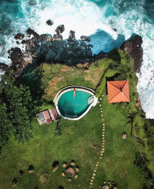 Makawi Tuwa Cliff - Luxury Cliff Stay with Private Beach, Infinity Pools and Ocean View - B&B Seraya