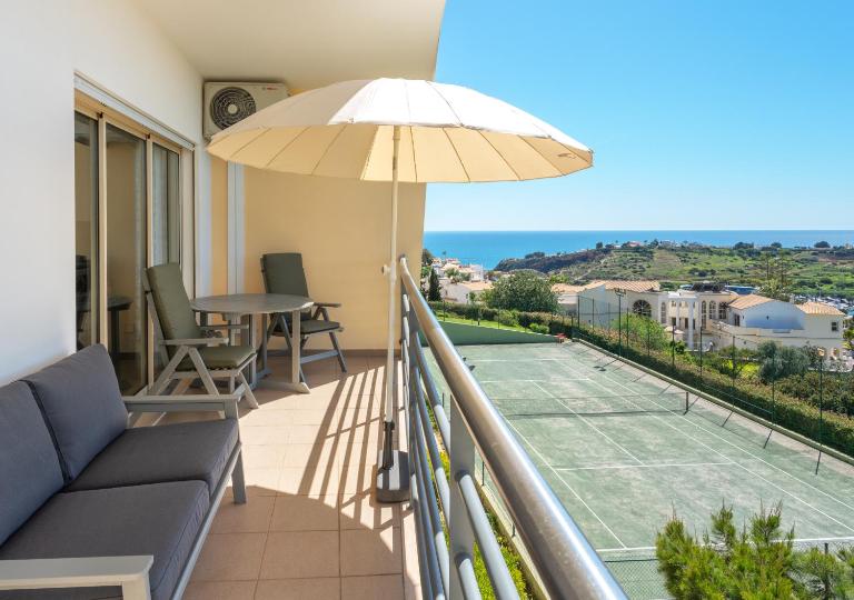 BnB Homes Ocean View Apartment with relax Terrace, 2 Swimming pools & Tennis court - Ferienwohnung Albufeira