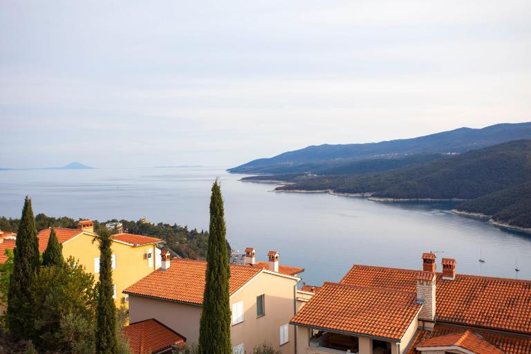 Sea view apartment with private parking place - B&B Rabac
