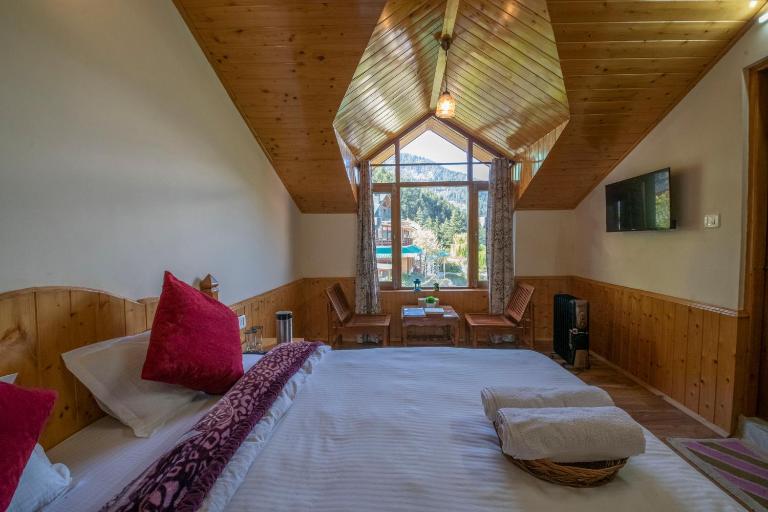 Urban Monk Stays and Cafe - B&B Manāli