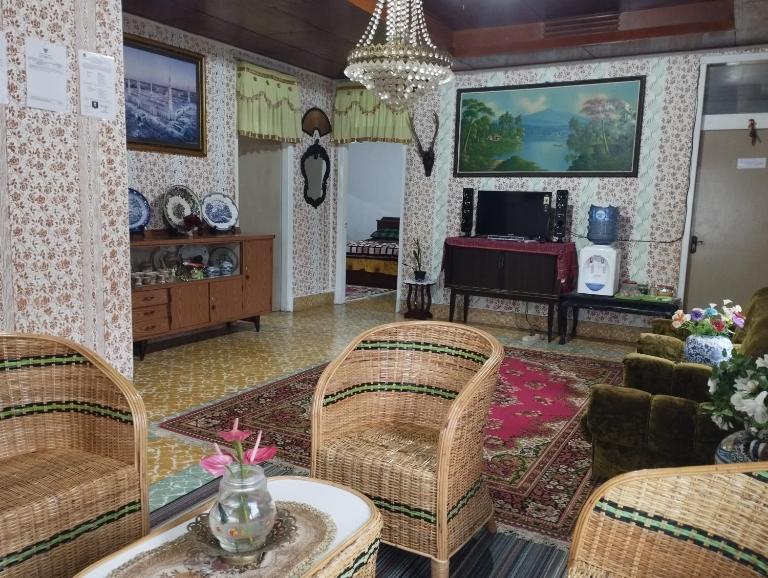 Hasbi Homestay Syariah - B&B Bukittinggi