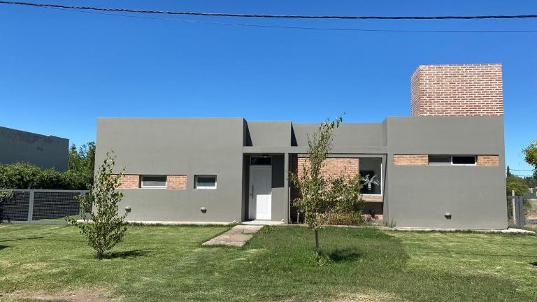 Casa con pileta y parrilla en barrio privado, 2 dormitorios - B&B Ciudad de General Roca