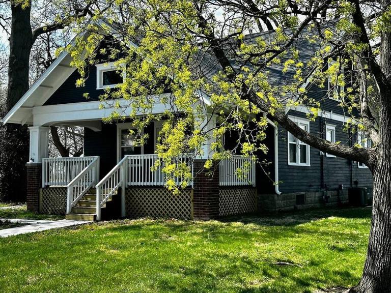 Mrs. Hughes Cottage - 2 bedroom House w/ parking - Chambres d'hôtes Hamilton