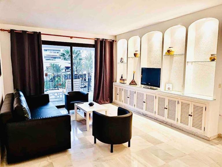 PUERTO BANUS, 2 ROOMS, POOL AND PRIVATE PARKING. - B&B Marbella