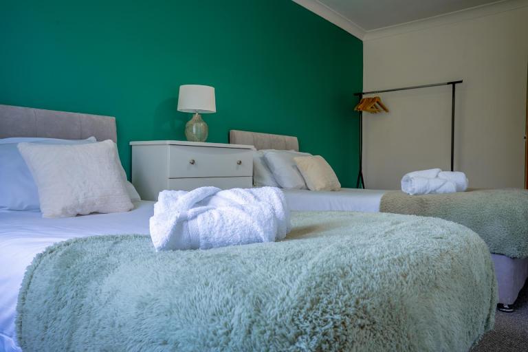 Raymond James Accommodation, sleeps up to 7, free parking, full amenities and garden - B&B Peterborough