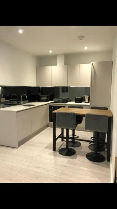 Central Camberley Apartment - Parking - Garden - Ferienwohnung Camberley