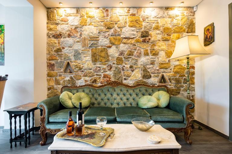Queen's stone legend, royal living by Acropolis - B&B Atene