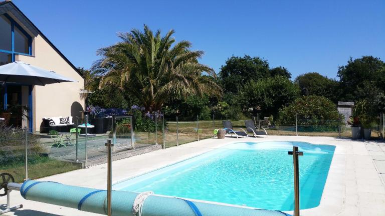 maison de plain pied a 1 km de la mer , avec piscine securisée - Ferienwohnung Fouesnant