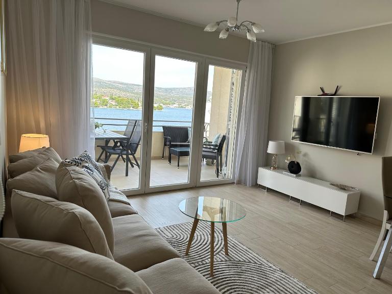 Luxury Old Town Apartment with Sea View - B&B Rogoznica