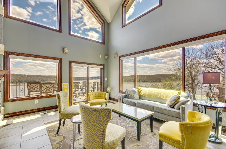 Luxe Group Home w/ Boat Dock in Lake of the Ozarks - Chambres d'hôtes Kaiser
