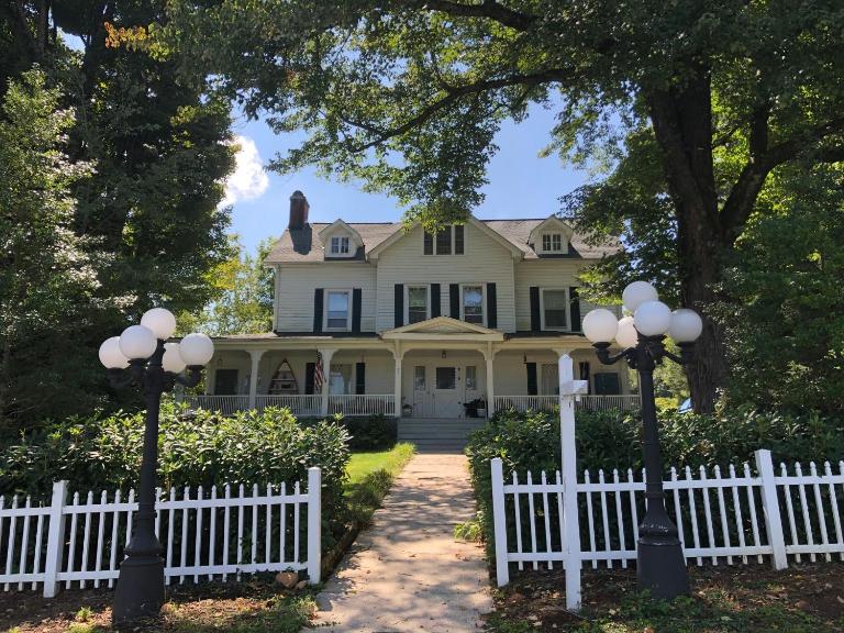 Love Lane Bed & Breakfast - Bed and Breakfast Waynesville
