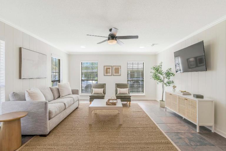 Updated & centrally located 3 Bed - B&B Lafayette