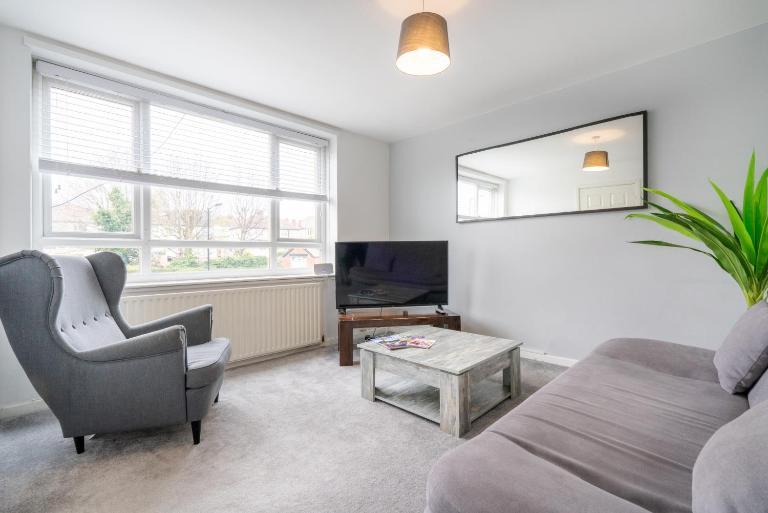 Stylish & Comfortable 3BR Spacious Home with Parking - Bed and Breakfast Cranwell
