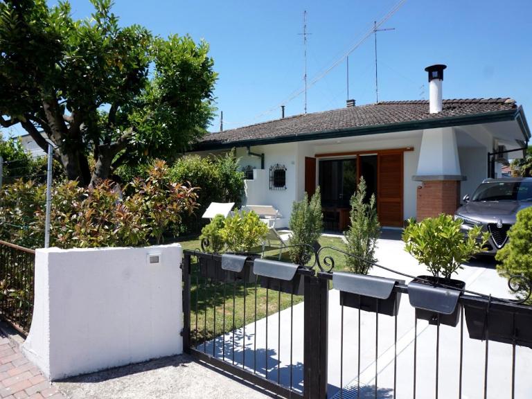 Beachside villa with private garden - B&B Porto Santa Margherita