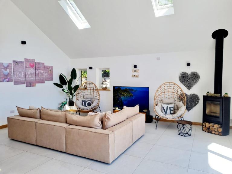 4 Bed Villa Sleeps 8 -Private Terrace-Free parking - B&B St Austell