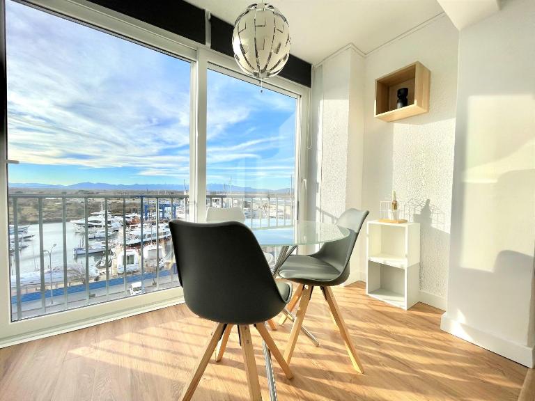 Holidays Penthouse vues panoramiques sur le Port naval,un séjour élégant assuré " Wifi Pàrquing gratuït - Chambres d'hôtes Roses