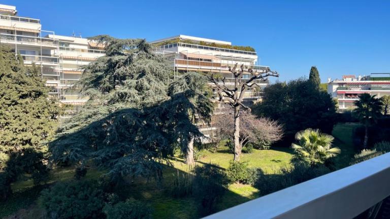 Ideal vacation apartment in Juan-les-Pins, with a pool and 5 minutes from the beach - B&B Antibes