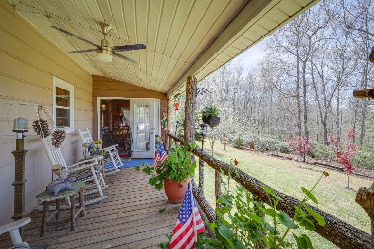 North Carolina Getaway w/ Patio! 26 Mi to Slopes - B&B Burnsville