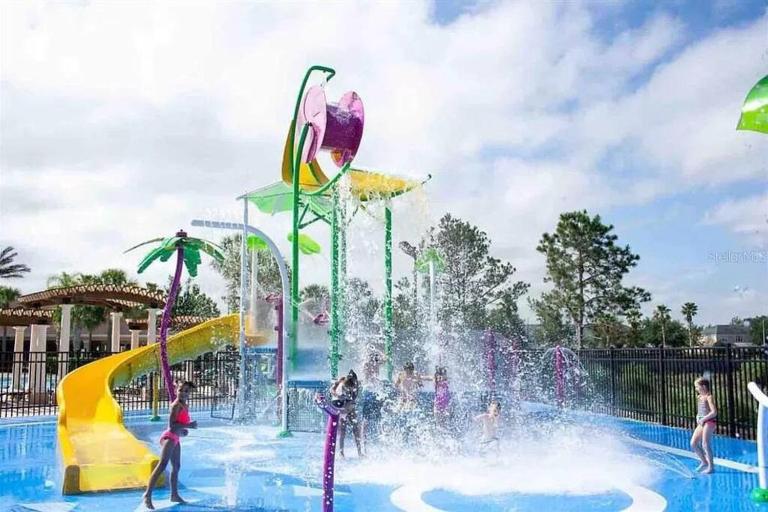 Minutes to Disney, Free Water Park & Private Pool - B&B Orlando