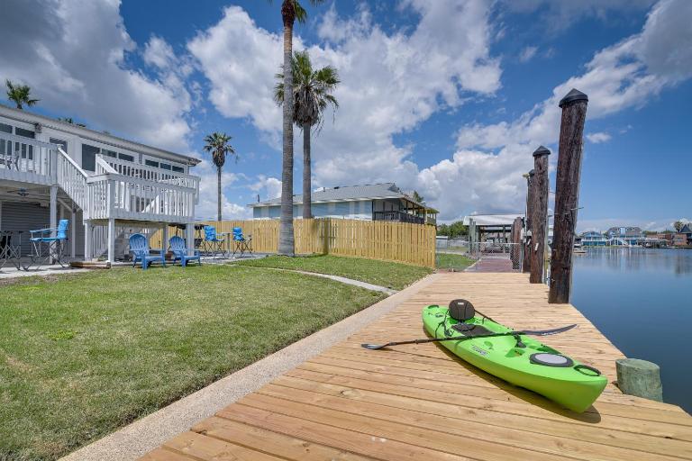 4 Mi to Galveston Beach: Bayside Getaway w/ Deck - B&B Galveston