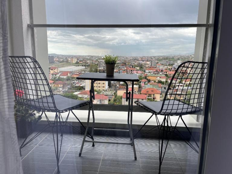 Comfy Nest Apartment- free parking - Ferienwohnung Tirana