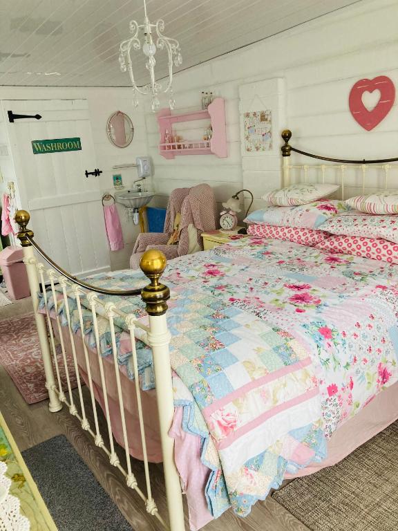 Shabby Shack near Charlestown & The Eden Project - B&B St Austell
