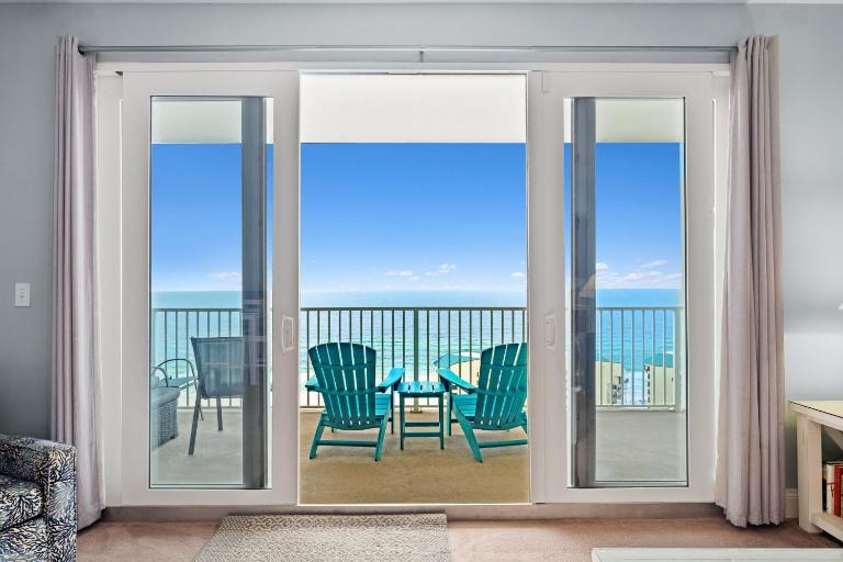 A Shore Thing at Laketown Wharf #1904 by Nautical Properties - Bed and Breakfast Panama City Beach