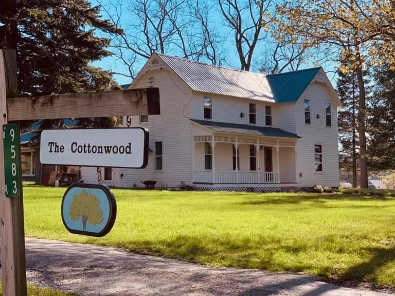 The Cottonwood Inn B&B - Bed and Breakfast Empire