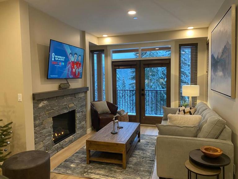Cozy Modern Ski-in & Ski-out, Hot Tub, Townhouse - Chambres d'hôtes Sun Peaks