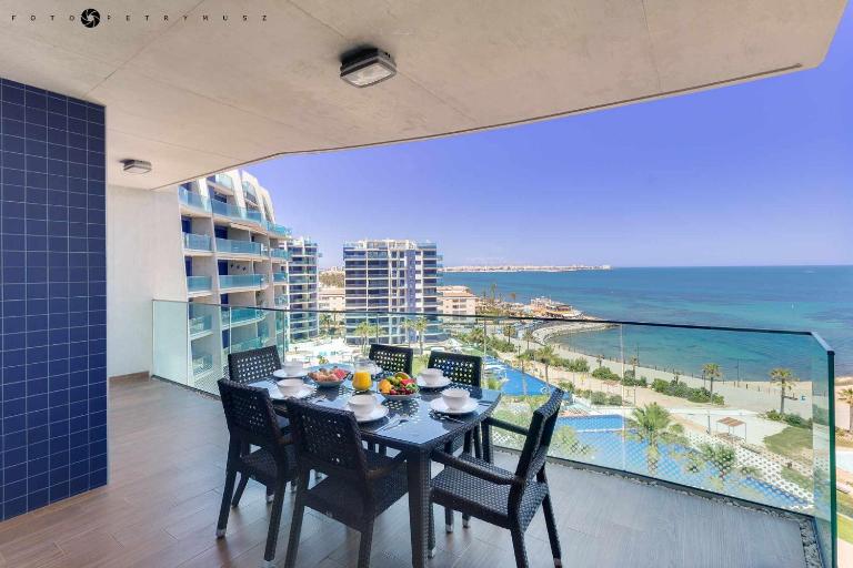 Apartamento SEA SENSES VICTORIA frente al mar - Bed and Breakfast Torrevieja