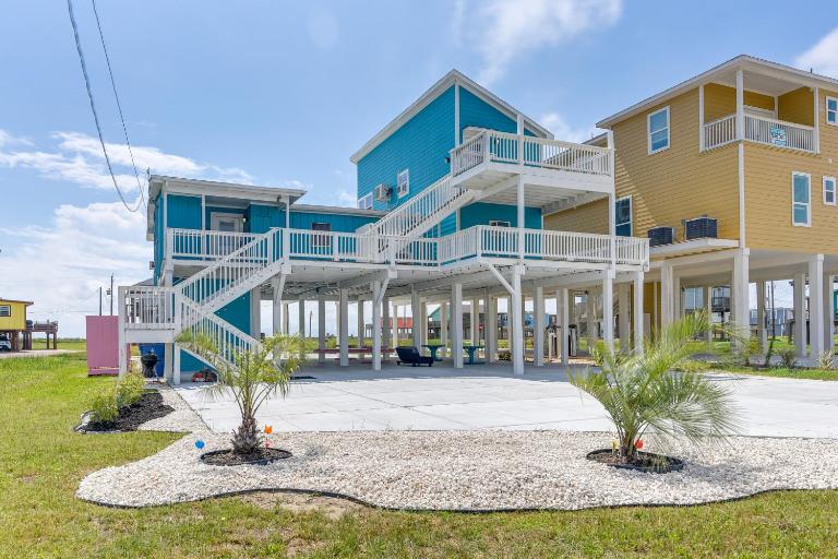 Walk to Shore: Freeport Beach House w/ Grill! - B&B Freeport