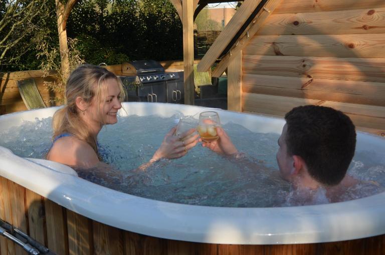 Stamford Meadows Glamping with Private Hot Tubs - B&B Stamford