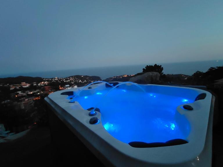 Villa Rapanui PISCINA Y JACUZZI PRIVADOS - B&B Lloret de Mar