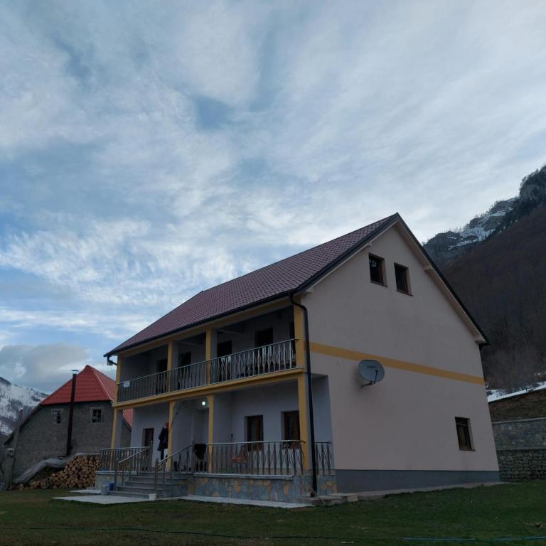 Guest House Trojani - Ferienwohnung Lëpushë